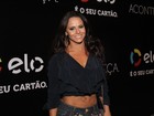 Viviane Araújo deixa barriga à mostra em show no Rio